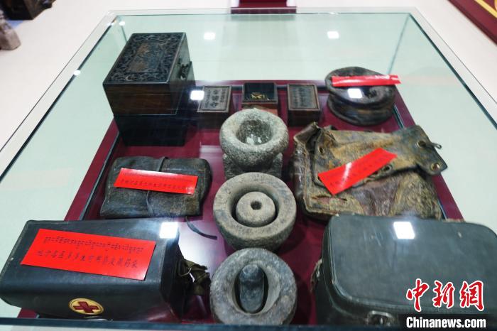 圖為藏醫(yī)傳統(tǒng)制藥石鍋石槽?！●R銘言 攝