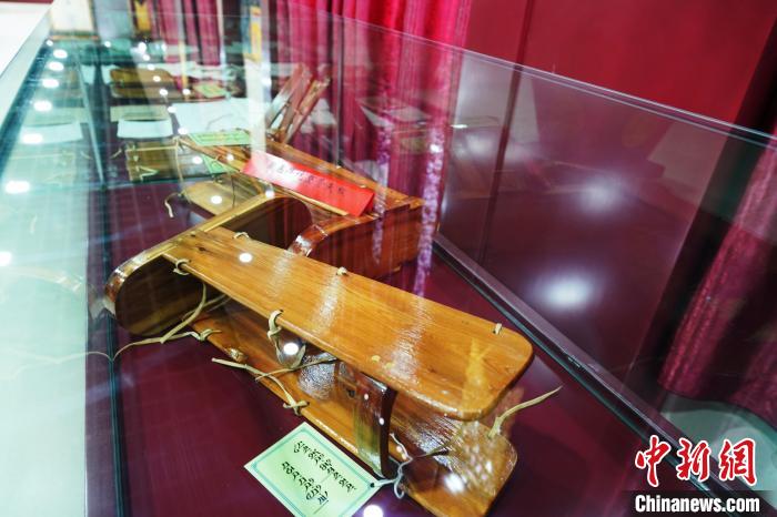 圖為藏醫(yī)外治骨科夾板?！●R銘言 攝