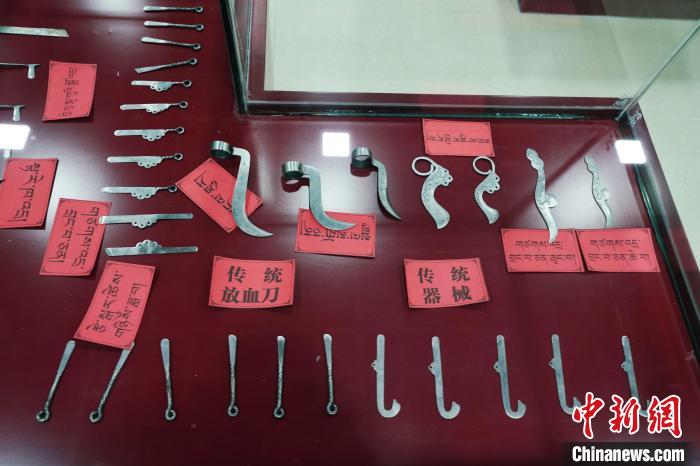 圖為藏醫(yī)古傳統(tǒng)醫(yī)療器械?！●R銘言 攝