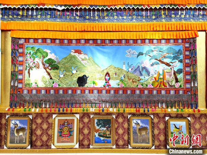 圖為藏繡作品?！∑钤鲚?攝