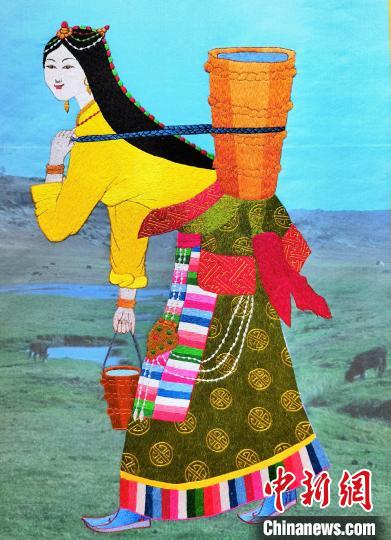 圖為藏繡作品《背水姑娘》?！∑钤鲚?攝