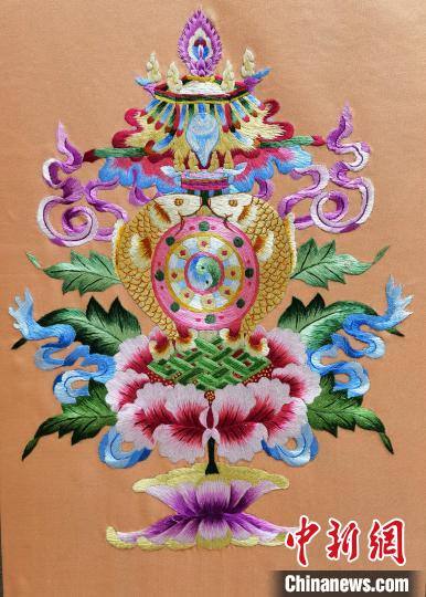 圖為藏繡作品?！∑钤鲚?攝