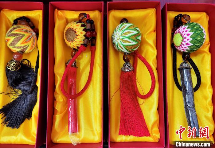 圖為藏繡手工藝品?！∑钤鲚?攝