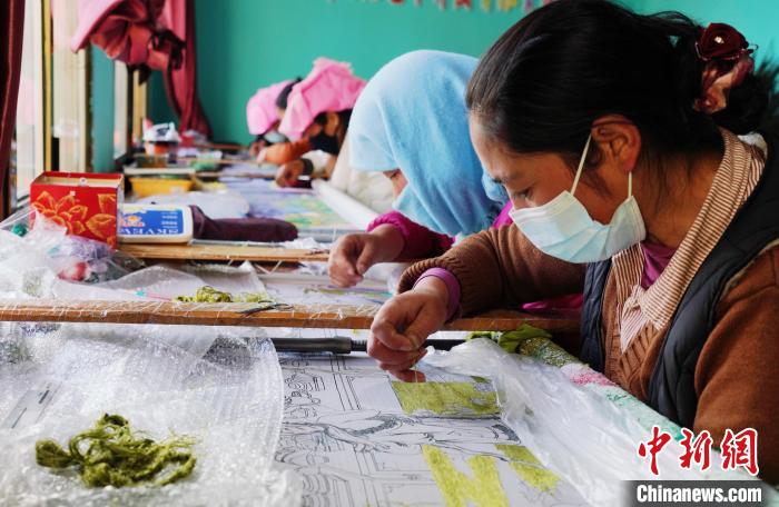 圖為繡娘正在進(jìn)行刺繡。　馬銘言 攝