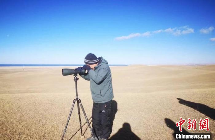 圖為工作人員正在進(jìn)行監(jiān)測(cè)?!∏嗪:皡^(qū)保護(hù)利用管理局供圖