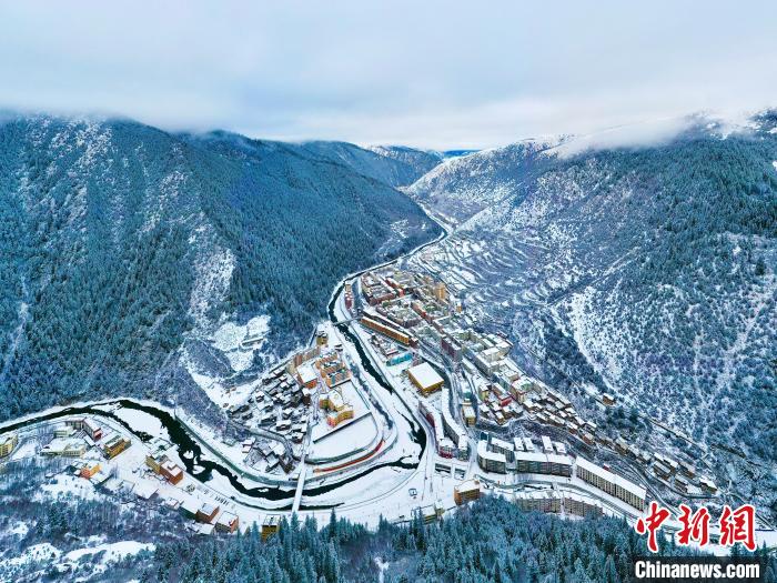 壤塘的雪后美景?！∪捞量h融媒體中心供圖