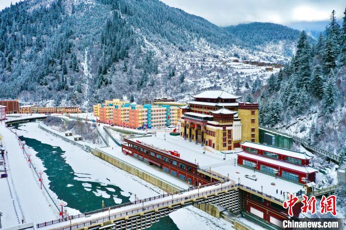壤塘的雪后美景?！∪捞量h融媒體中心供圖