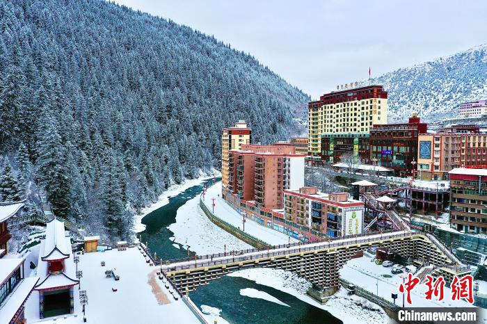 壤塘的雪后美景?！∪捞量h融媒體中心供圖