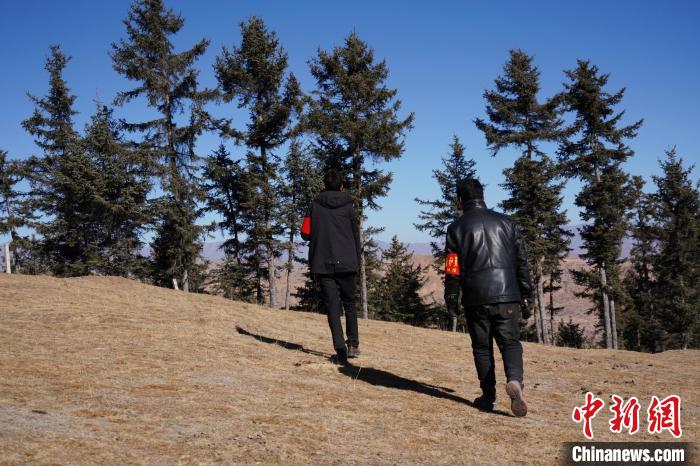 圖為桑杰加(左)和同事巡查林場(chǎng)。　馬銘言 攝