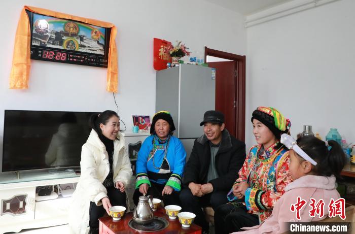 新家是兩層小樓房，一樓布置得充滿現(xiàn)代感，喝著藏式奶茶，一家人聊著今年春節(jié)怎么過?！《∷?攝