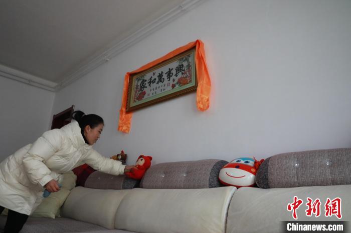27日，春節(jié)將至，楊周馬草打掃房屋，拆洗沙發(fā)靠墊等?！《∷?攝