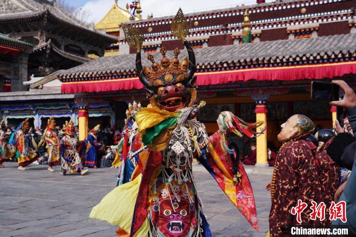 圖為塔爾寺僧侶進(jìn)行“跳欠”儀式?！●R銘言 攝