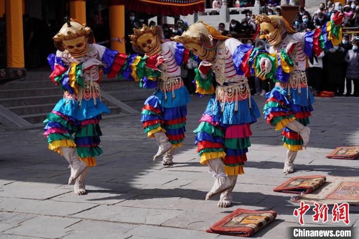 圖為塔爾寺僧侶進(jìn)行“跳欠”儀式?！●R銘言 攝