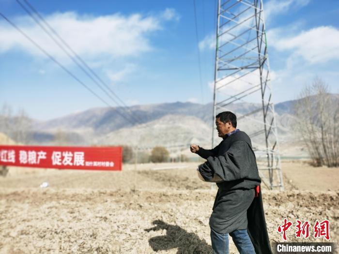 圖為藏族民眾撒種、施肥?！?zhí)砀?攝