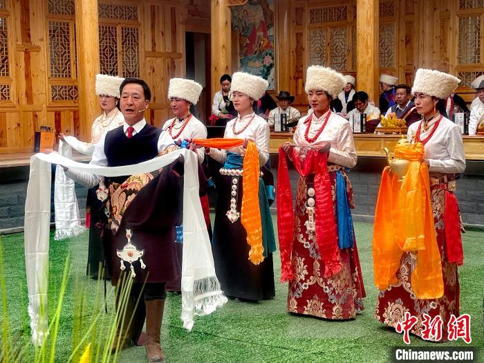 圖為“村晚”現(xiàn)場?！±钣穹?攝