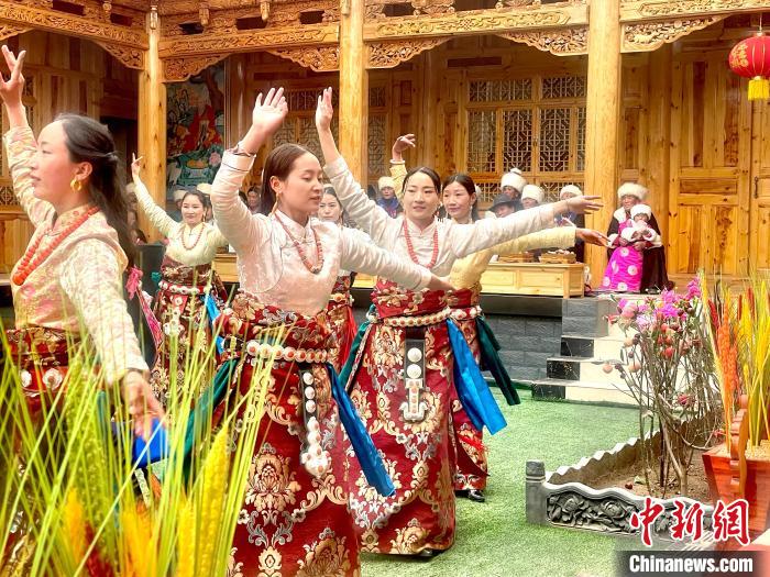 圖為藏族女性載歌載舞?！±钣穹?攝