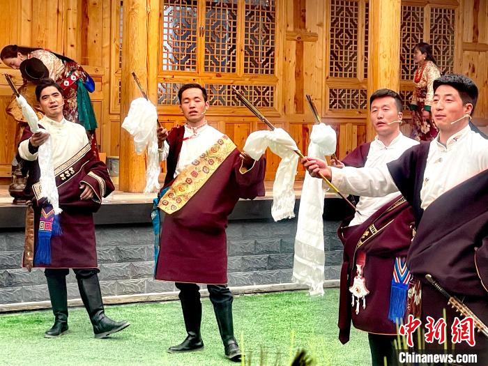 圖為藏族漢子表演節(jié)目?！±钣穹?攝