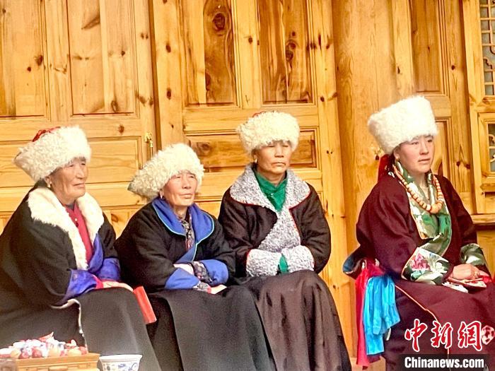 圖為藏族女性觀看“村晚”?！±钣穹?攝