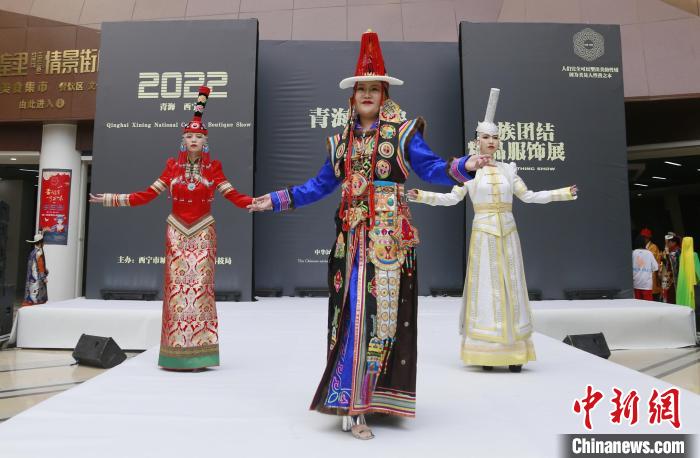 圖為模特展示蒙古族服飾?！●R銘言 攝