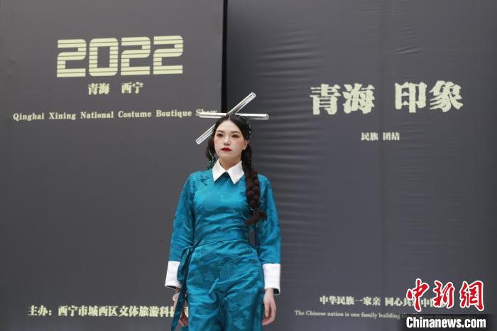 圖為模特展示少數(shù)民族服飾?！●R銘言 攝