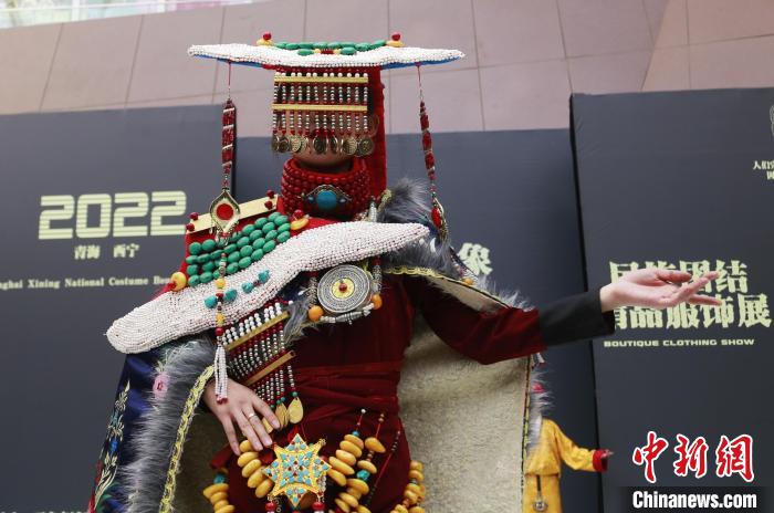 圖為模特展示藏族服飾。　馬銘言 攝