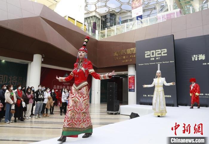 圖為模特身穿民族服飾進行走秀?！●R銘言 攝