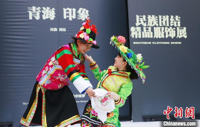 圖為模特身穿土族服飾進行“土族刺繡”表演?！●R銘言 攝