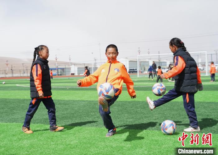 圖為孩子們進(jìn)行顛球訓(xùn)練。　馬銘言 攝