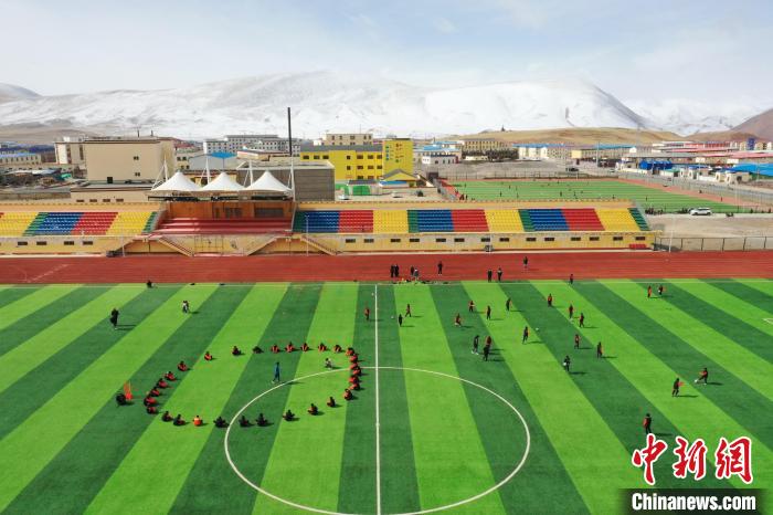 航拍曲麻萊縣足球場(chǎng)?！●R銘言 攝