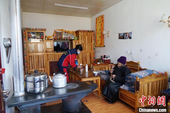 圖為敬老院護(hù)工為老人打掃屋內(nèi)衛(wèi)生?！●R銘言 攝