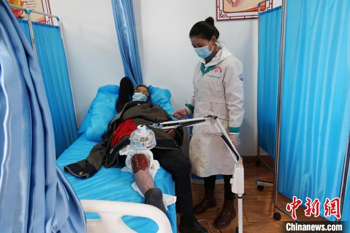 圖為敬老院醫(yī)生用藏藥為老人進(jìn)行治療?！●R銘言 攝