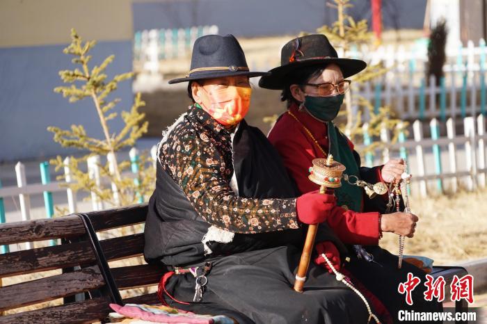 圖為敬老院老人在院內(nèi)曬太陽轉(zhuǎn)經(jīng)桶。　馬銘言 攝