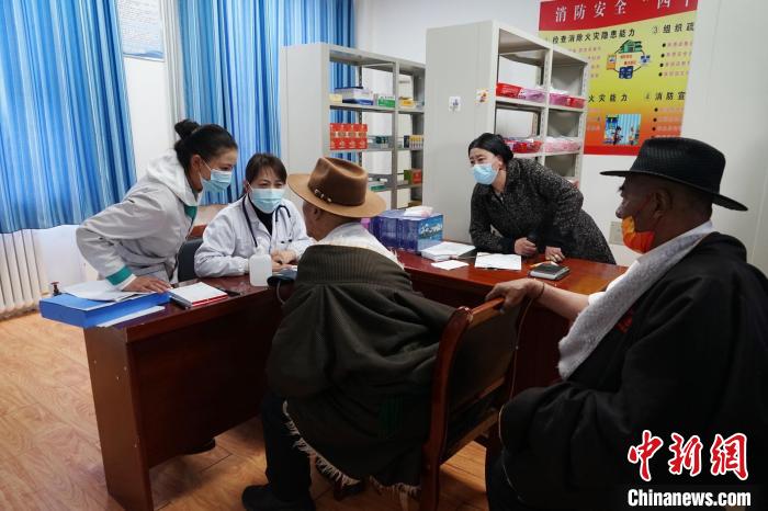 圖為骨科醫(yī)生為敬老院老人們進(jìn)行集中檢查?！●R銘言 攝