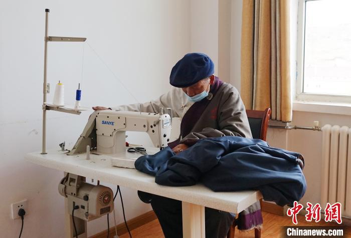 圖為敬老院老人使用縫紉機(jī)。　馬銘言 攝