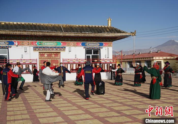 圖為老人們飯后跳起歡快的鍋莊舞蹈。　馬銘言 攝