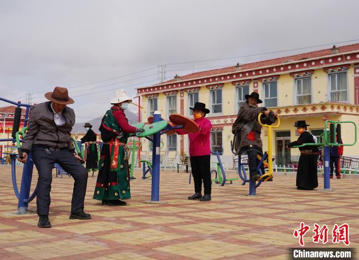 圖為老人們使用健身器材鍛煉身體?！●R銘言 攝