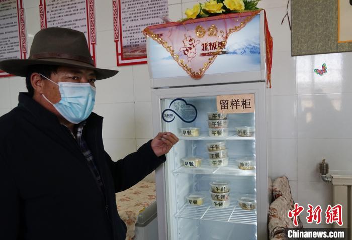 圖為敬老院院長(zhǎng)德高介紹，老人們的三餐均有留樣記錄。　馬銘言 攝