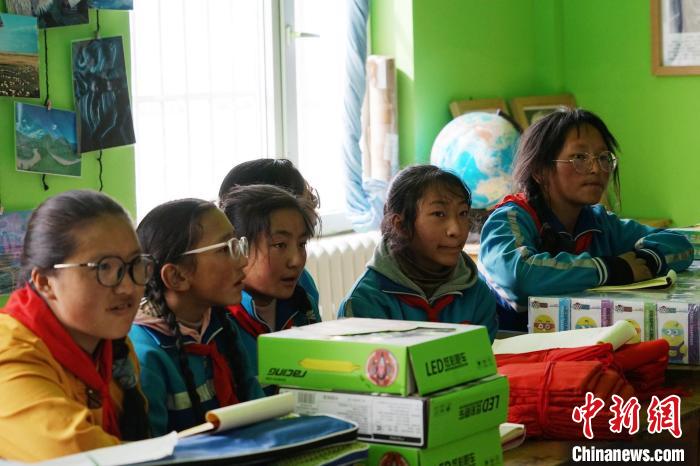 圖為學(xué)生正在認真聽生態(tài)課?！●R銘言 攝