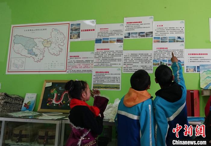 圖為學(xué)生在生態(tài)課堂上了解三江源國家公園知識?！●R銘言 攝