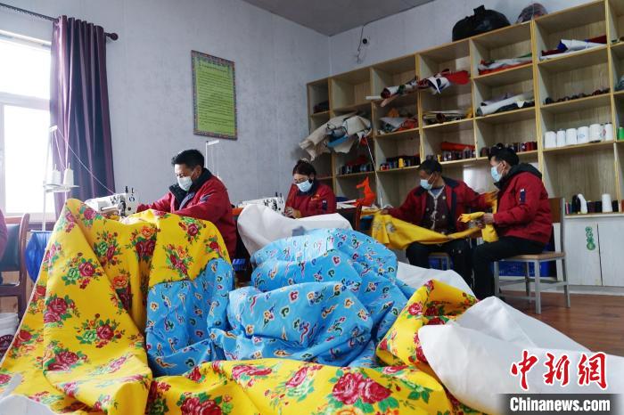 圖為工人們正在制作帳篷?！●R銘言 攝