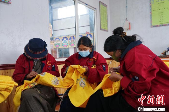 圖為工人正在制作哈達(dá)?！●R銘言 攝