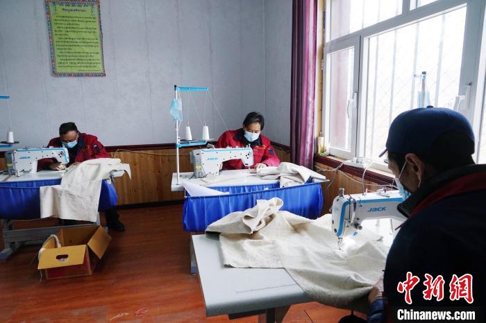 圖為員工正在制作藏服?！●R銘言 攝