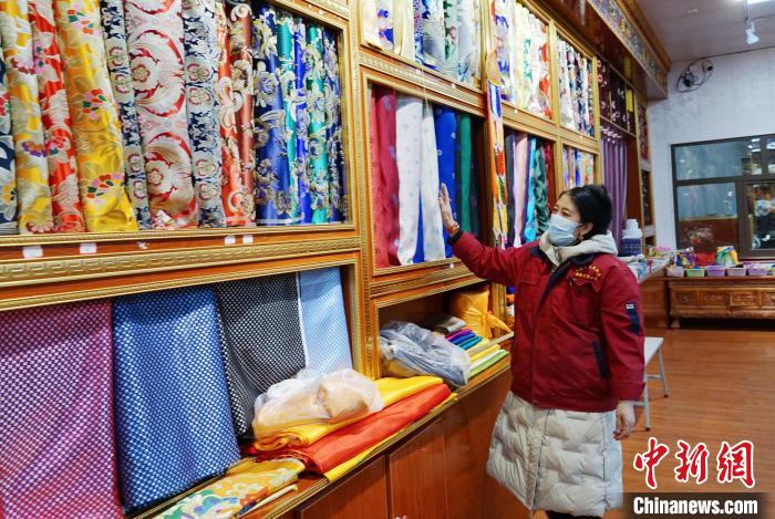 圖為員工清點布匹。　馬銘言 攝