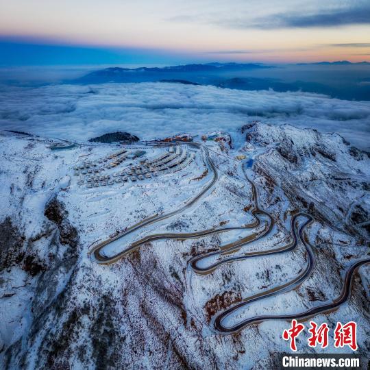 雪后的牛背山山頂和崎嶇的公路?！±顒P 攝