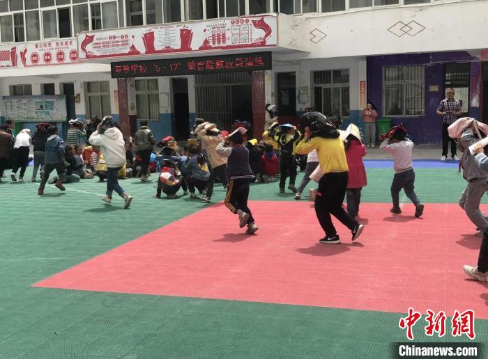 四川阿壩馬爾康市開展大規(guī)模地震應(yīng)急疏散演練暨地震預警系統(tǒng)測試