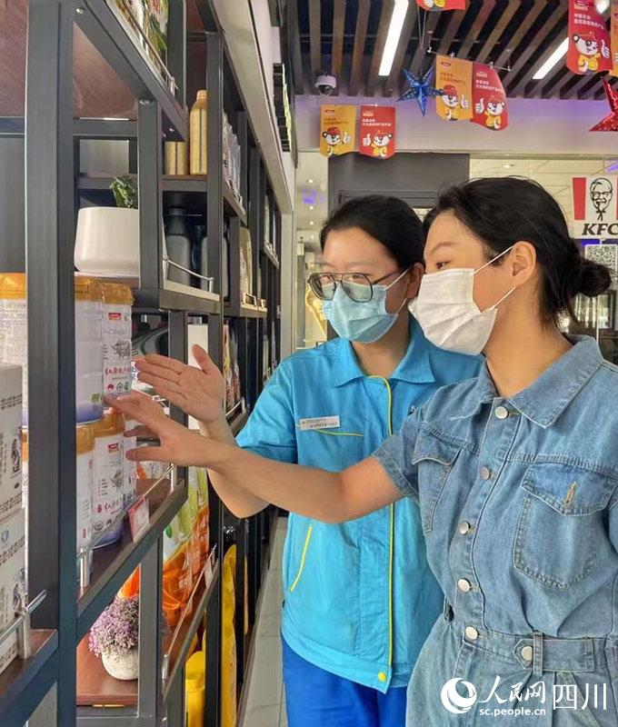 顧客可以在川內中國石油加油站便利店內選購到品質純正的紅原奶粉。張霞攝