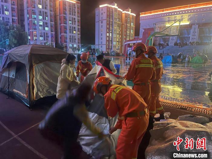 四川馬爾康6.0級(jí)地震:救援力量全力搶修電力設(shè)施和道路