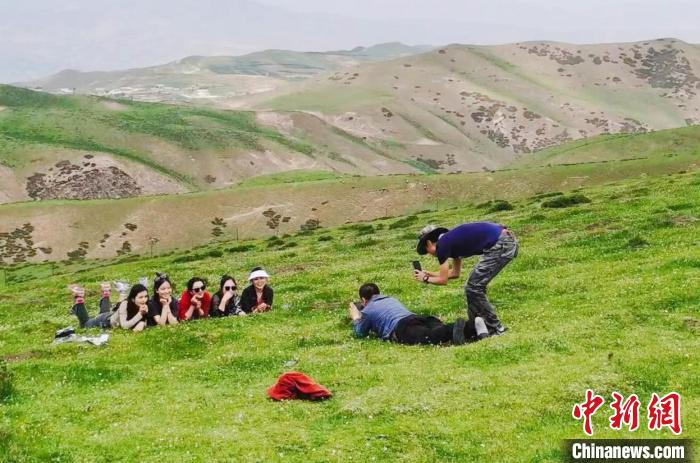 圖為民眾在草原留影?！⑿憔?　攝