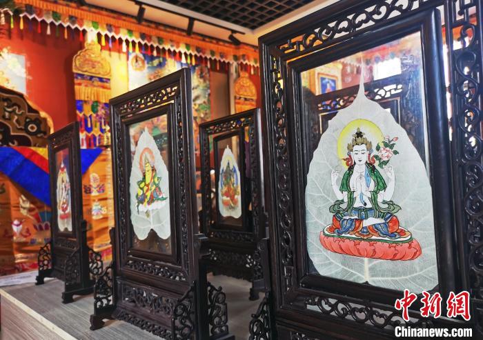 圖為久美尖措創(chuàng)作的藝術(shù)品。　張?zhí)砀?攝