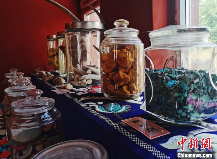 圖為唐卡繪畫(huà)礦物顏料展示?！?zhí)砀?攝